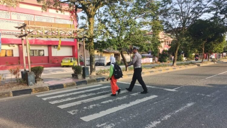 Sat Lantas Polres PPU Kawal Pelajar Menyeberang di Titik Rawan