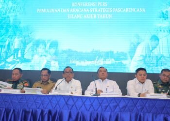 Menko PMK dalam Konferensi Pers Tanggap Bencana Sumatra yang digelar di Base Ops Bandara Halim Perdanakusuma, Jakarta, pada Senin (29/12/2025). / Kemenko