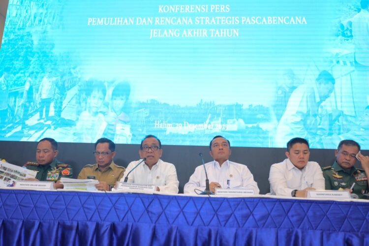 Menko PMK dalam Konferensi Pers Tanggap Bencana Sumatra yang digelar di Base Ops Bandara Halim Perdanakusuma, Jakarta, pada Senin (29/12/2025). / Kemenko
