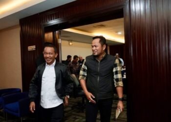 Gubernur Kaltim Rudy Mas’ud menyambut kedatangan Menteri ESDM Bahlil Lahadalia di VVIP Room Bandara Sultan Aji Muhammad Sulaiman SAMS Balikpapan, Minggu malam, 11 Januari 2026