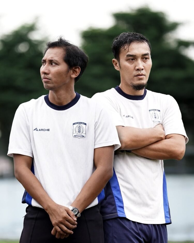 Bayu Guntoro dan Gunawan Dwi Cahyo, sebagai asisten pelatih Persiba Balikpapan / FB Persiba