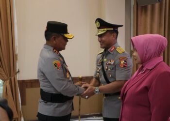 kapolda Kaltim Irjen Pol Endar Priantoro memimpin sertijab Wakapolda Brigjen Pol Adrianto Jossy Kusumo, yang menggantikan Irjen Pol M. Sabilul Alif / Polda