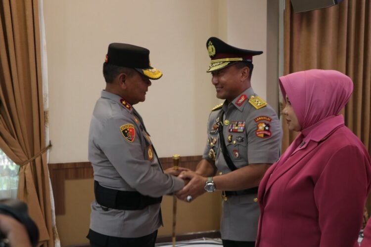 kapolda Kaltim Irjen Pol Endar Priantoro memimpin sertijab Wakapolda Brigjen Pol Adrianto Jossy Kusumo, yang menggantikan Irjen Pol M. Sabilul Alif / Polda