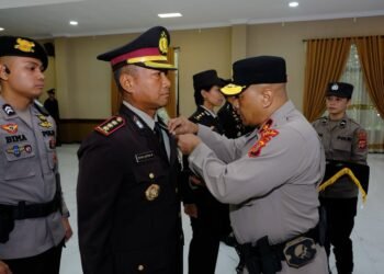 Wakapolda Kaltim Brigjen Pol. Adrianto Jossy Kusumo saat menyematkan Tanda Kehormatan Satyalencana Pengabdian / Polda
