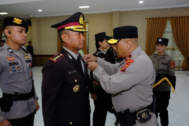 Wakapolda Kaltim Brigjen Pol. Adrianto Jossy Kusumo saat menyematkan Tanda Kehormatan Satyalencana Pengabdian / Polda