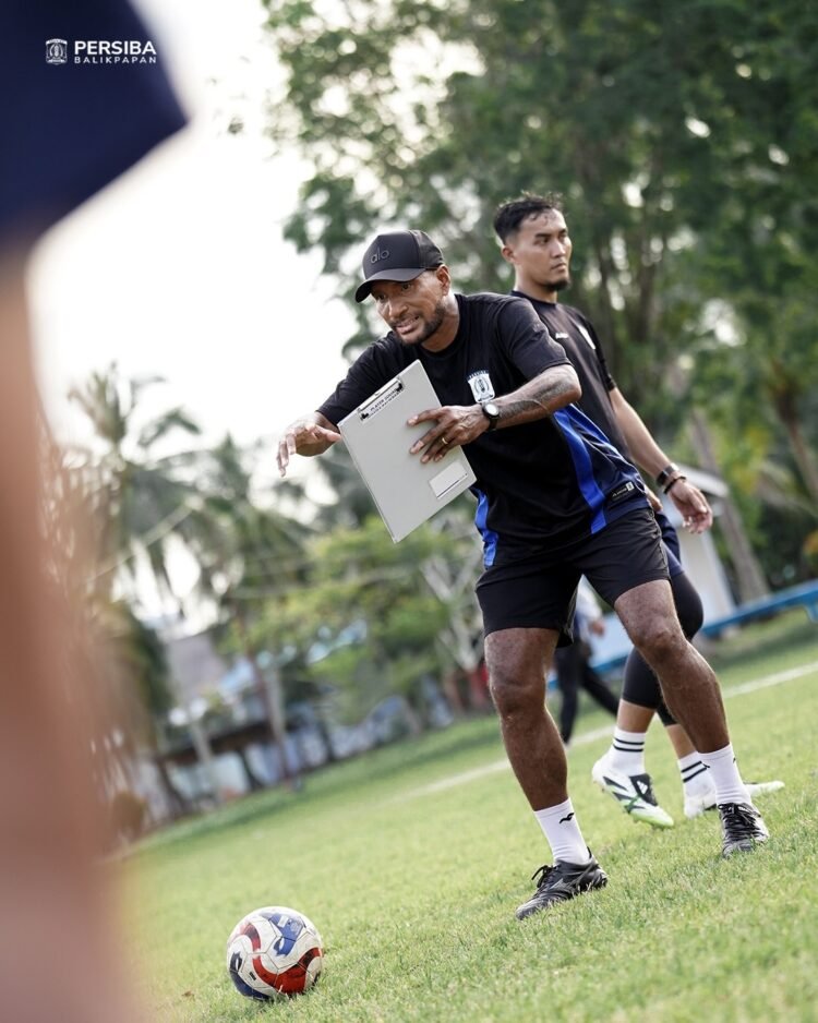 Leonard Tupamahu saat memimpin latihan peman Persiba Balikpapan / FB Persiba