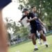 Leonard Tupamahu saat memimpin latihan peman Persiba Balikpapan / FB Persiba