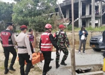 Korban saat dievakuasi petugas / Polda