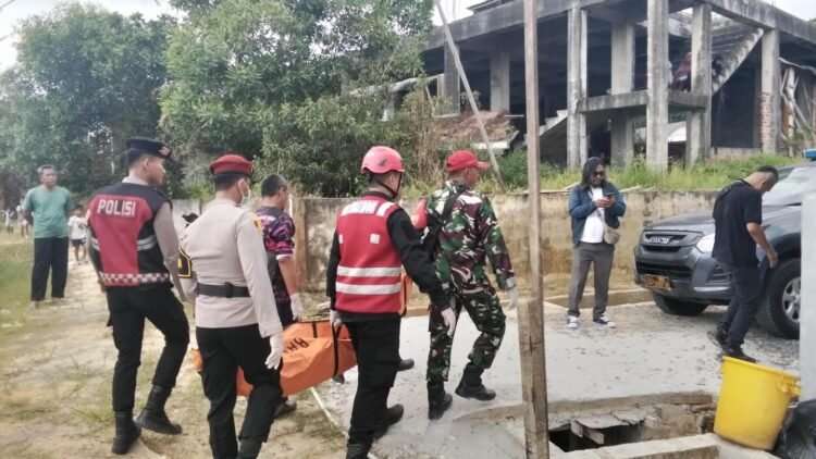 Korban saat dievakuasi petugas / Polda