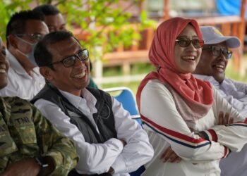 Sekda Provinsi Kaltim Sri Wahyuningsih dan Kepala Dinas Pangan, Tanaman Pangan, dan Hortikultura (DPTPH) Fahmi Himawan / Pemprov