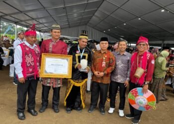 Kaltim menerima Penghargaan Upakarya Wanua Nugraha 2025 untuk dua kategori, yakni Desa dan Kelurahan