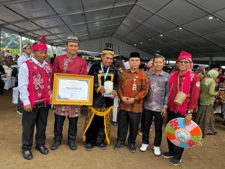 Kaltim menerima Penghargaan Upakarya Wanua Nugraha 2025 untuk dua kategori, yakni Desa dan Kelurahan