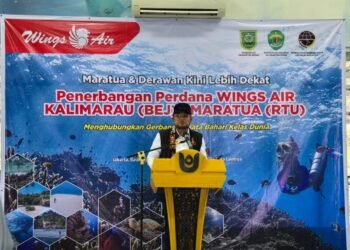 Gubernur Kalimantan Timur, Rudy Mas’ud (Harum) bersama anggota Komisi VI DPR RI Sarifah Suraidah, jajaran Pemprov Kaltim, Bupati Berau Sri Juniarsih, serta manajemen Lion Air Group, mengawali penerbangan komersial perdana rute Berau–Maratua, Jumat (16/1/2026) / Pemprov