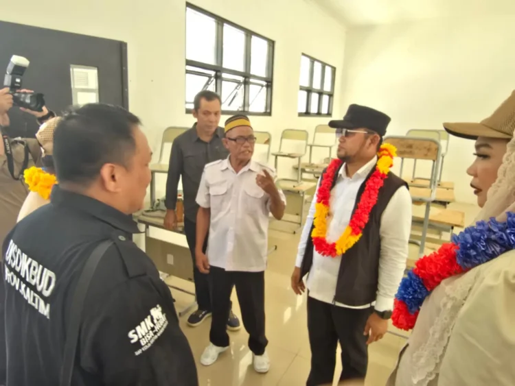 Gubernur Kalimantan Timur, Rudy Mas’ud (Harum) mengunjungi SMA Negeri 9 Maratua Kabupaten Berau untuk melihat langsung fasilitas sekolah