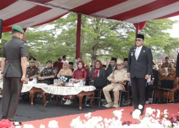 Wakil Gubernur Kaltim Seno Aji saat memimpin upacara peringatan peristiwa bersejarah tersebut di Sanga-Sanga, Selasa (27/1). / Pemprov