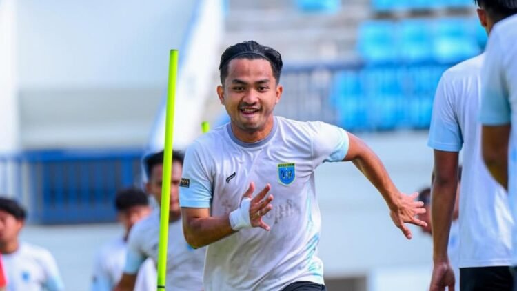 Pemain Persela Lamongan menjalani latihan / Ileague