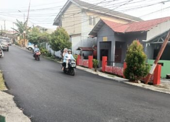 Perbaikan infrastruktur jalan lingkungan di kawasan perumahan PT HER I. (foto: Kaltiminsert.com/Niken)