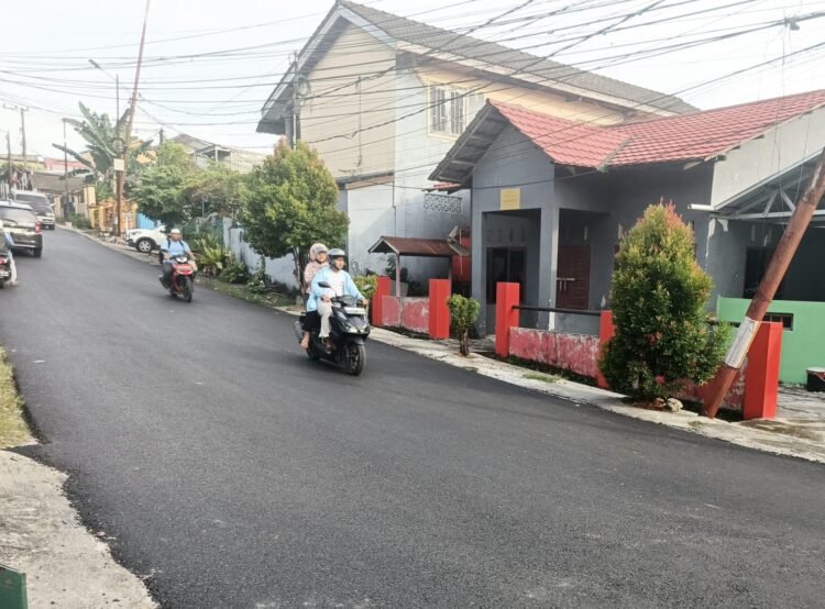 Perbaikan infrastruktur jalan lingkungan di kawasan perumahan PT HER I. (foto: Kaltiminsert.com/Niken)