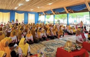 Ratusan emak-emak yang hadir yang berlangsung penuh kehangatan dan kebersamaan, di Lamin Pantai Manggar Balikpapan / kaltiminsert