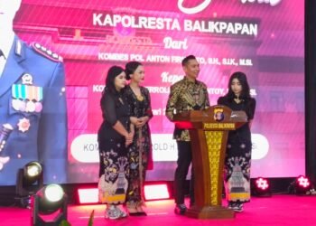 Kapolresta Balikpapan yang baru, Kombes Pol. Jerrold H.Y. Kumontoy, beserta keluarga.(foto: Kaltiminsert.com/Ist).