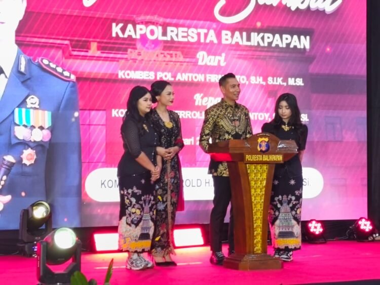 Kapolresta Balikpapan yang baru, Kombes Pol. Jerrold H.Y. Kumontoy, beserta keluarga.(foto: Kaltiminsert.com/Ist).