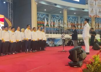 Ketua Umum KONI Provinsi Kaltim, Rusdiansyah Aras, saat melantik Ketua KONI Balikpapan Periode 2025-2029, Gasali bersama pengurus di BSCC/ Dome, pada hari Rabu, 7 Januari 2026. (foto: Kaltiminsert.com/Ist).