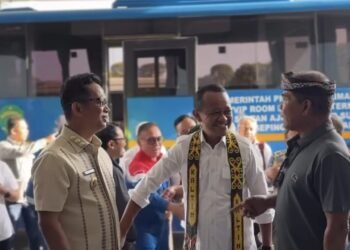 Wali Kota Balikpapan H. Rahmad Mas'ud menyambut kedatangan Menteri Energi dan Sumber Daya Mineral (ESDM) Bahlil Lahadalia di VIP Room Bandara Internasional Sultan Aji Muhammad Sulaiman (SAMS) Sepinggan Balikpapan, Kalimantan Timur, Kamis (8/1/2026) / Kaltiminsert