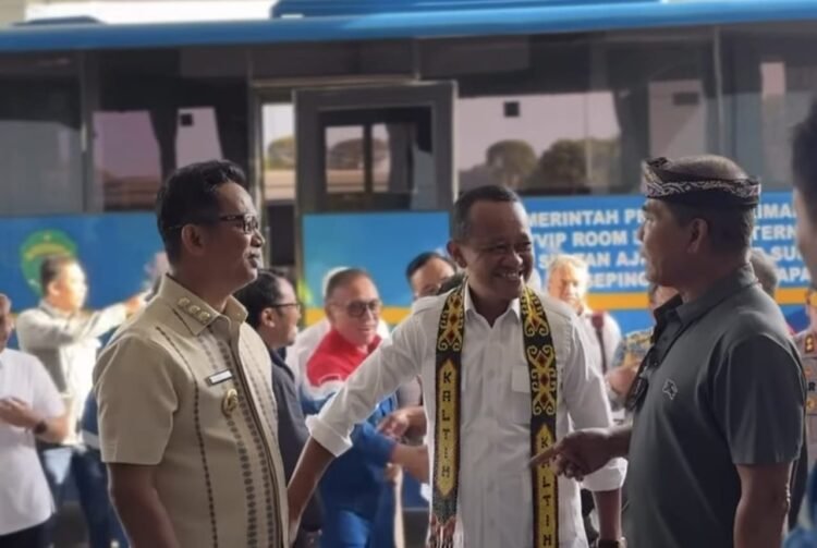 Wali Kota Balikpapan H. Rahmad Mas'ud menyambut kedatangan Menteri Energi dan Sumber Daya Mineral (ESDM) Bahlil Lahadalia di VIP Room Bandara Internasional Sultan Aji Muhammad Sulaiman (SAMS) Sepinggan Balikpapan, Kalimantan Timur, Kamis (8/1/2026) / Kaltiminsert