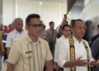 Wali Kota Balikpapan H. Rahmad Mas'ud menyambut kedatangan Menteri Energi dan Sumber Daya Mineral (ESDM) Bahlil Lahadalia di VIP Room Bandara Internasional Sultan Aji Muhammad Sulaiman (SAMS) Sepinggan Balikpapan, Kalimantan Timur, Kamis (8/1/2026