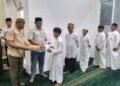 Polres Berau bagikan makan bergizi gratis di Masjid Al Mubarak Wicaksana Laghawa, Kabupaten Berau, diikuti oleh 25 santri Pesantren Darul Rohma beserta pendamping