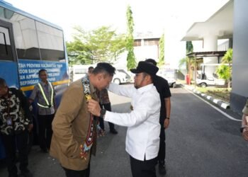 Gubernur Kalimantan Timur, Rudy Mas’ud (Harum), menyambut kedatangan Menteri Koordinator Bidang Infrastruktur dan Pembangunan Kewilayahan (Menko IPK), Agus Harimurti Yudhoyono (AHY)