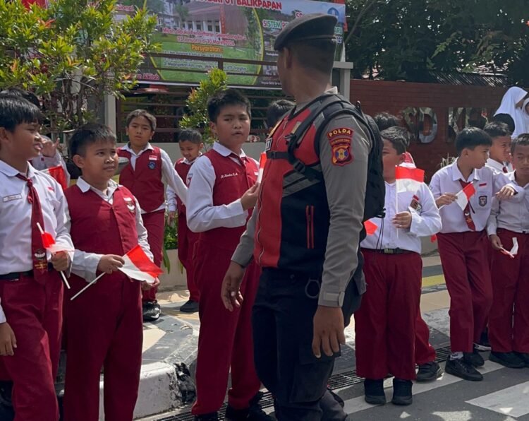 Antusias pelajar dan warga menyambut kedatangan Presiden Republik Indonesia Prabowo Subianto di Kota Balikpapan, pada Senin (12/1/2026). ( Niken/Kaltiminsert.com).
