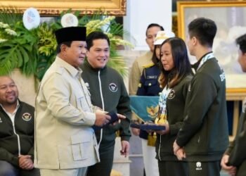 Presiden Prabowo Subianto memberikan penghargaan atas perjuangan para peraih medali SEA Games 2025 Thailand pada Kamis (8/1) di Istana Merdeka, Jakarta.(foto:Gilang/kemenpora.go.id)