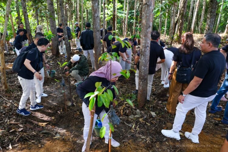 Indosat Ooredoo Hutchison melakukan penanaman pohon asli Kalimantan di Kawasan Miniatur Hutan Hujan Tropis IKN pada Rabu (04/02/2026).