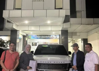 Plt Kepala Biro Umum Setdaprov Kaltim, Astri Intan Nirwany (dua kiri) melakukan serah terima kendaraan kepada Direktur CV Afisera, H. Subhan (dua kanan) selaku pihak penyedia di Kantor Banhub Kaltim Jakarta