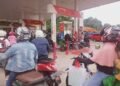 Uji coba pengaturan BBM di SPBU Balikpapan, terliat antrian (foto : Novi Abdi)