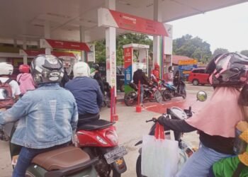 Uji coba pengaturan BBM di SPBU Balikpapan, terliat antrian (foto : Novi Abdi)