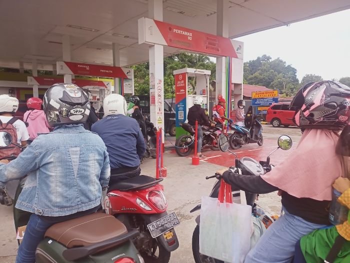 Uji coba pengaturan BBM di SPBU Balikpapan, terliat antrian (foto : Novi Abdi)