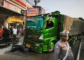 Kecelakaan lalu lintas terjadi di kawasan Simpang Strat 1, tepatnya di depan Toko DIY, Jalan Soekarno-Hatta, Balikpapan Utara, Kamis (24/9/2026). (foto: Insert Kaltim/Niken Sulastri)).