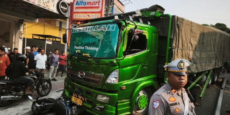 Kecelakaan lalu lintas terjadi di kawasan Simpang Strat 1, tepatnya di depan Toko DIY, Jalan Soekarno-Hatta, Balikpapan Utara, Kamis (24/9/2026). (foto: Insert Kaltim/Niken Sulastri)).