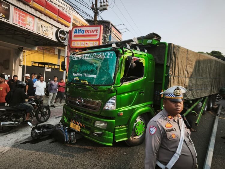 Kecelakaan lalu lintas terjadi di kawasan Simpang Strat 1, tepatnya di depan Toko DIY, Jalan Soekarno-Hatta, Balikpapan Utara, Kamis (24/9/2026). (foto: Insert Kaltim/Niken Sulastri)).